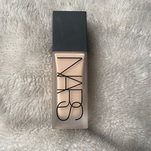 nars semimatte foundation shade light 2 Mont Blanc